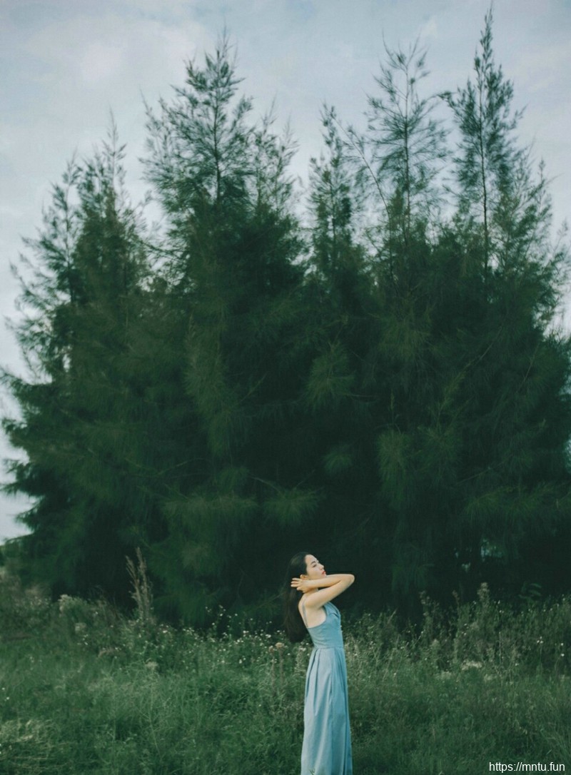 空阔原野中的气质美女长发飘飘