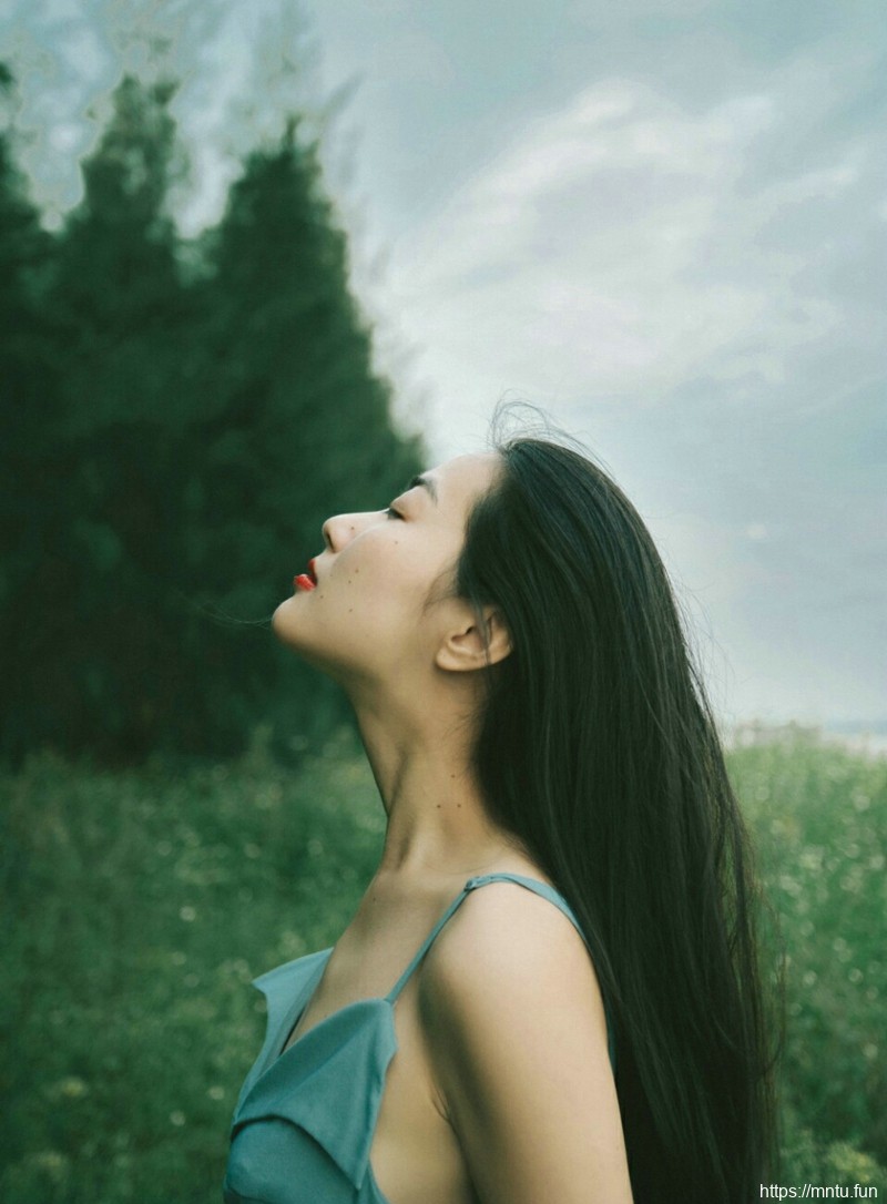 空阔原野中的气质美女长发飘飘