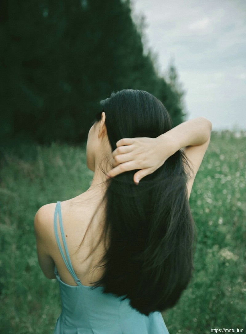 空阔原野中的气质美女长发飘飘