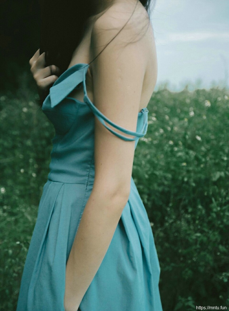 空阔原野中的气质美女长发飘飘