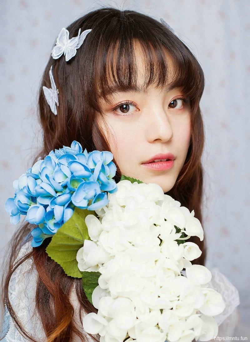 卷发清纯美女安静柔美私房写真