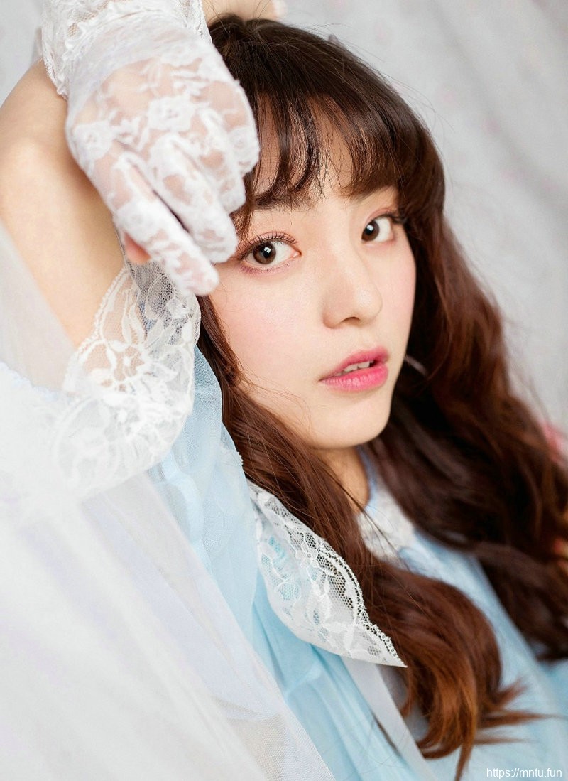 卷发清纯美女安静柔美私房写真