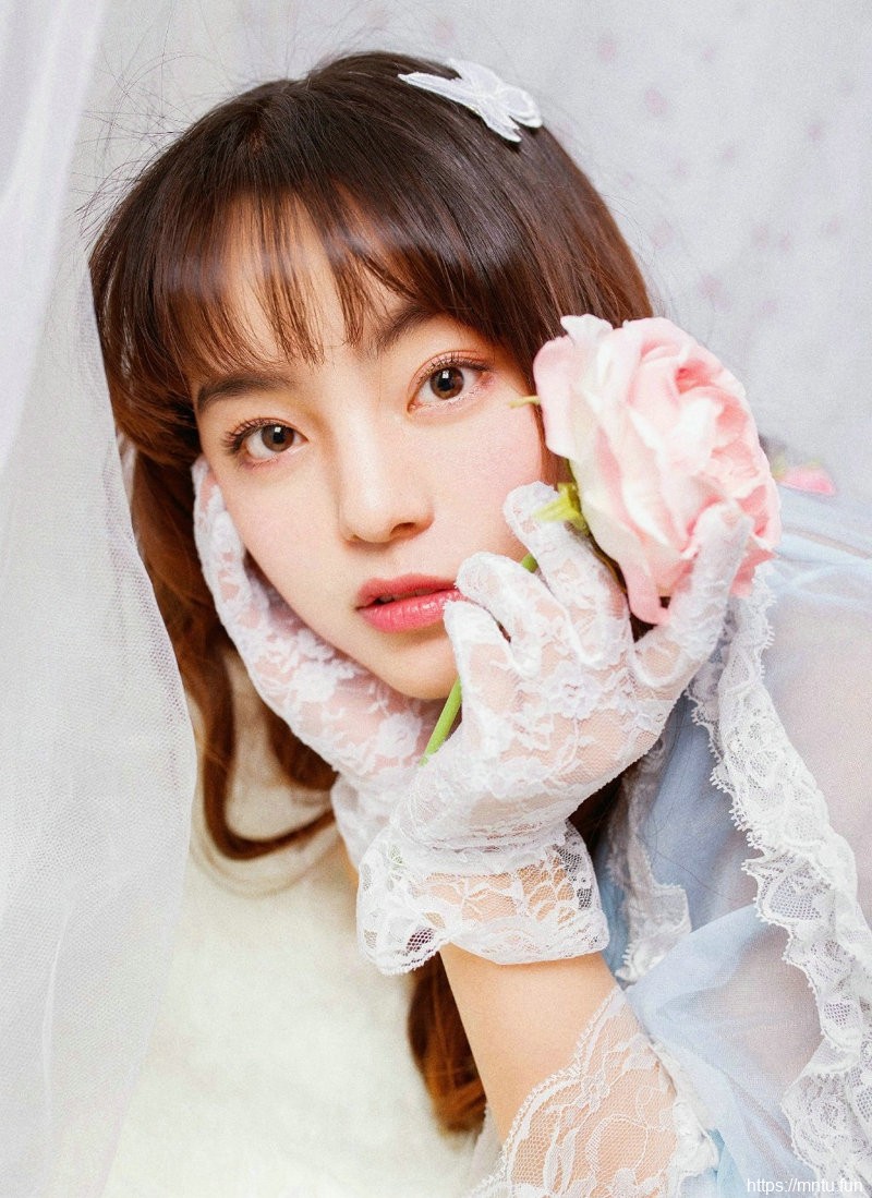 卷发清纯美女安静柔美私房写真