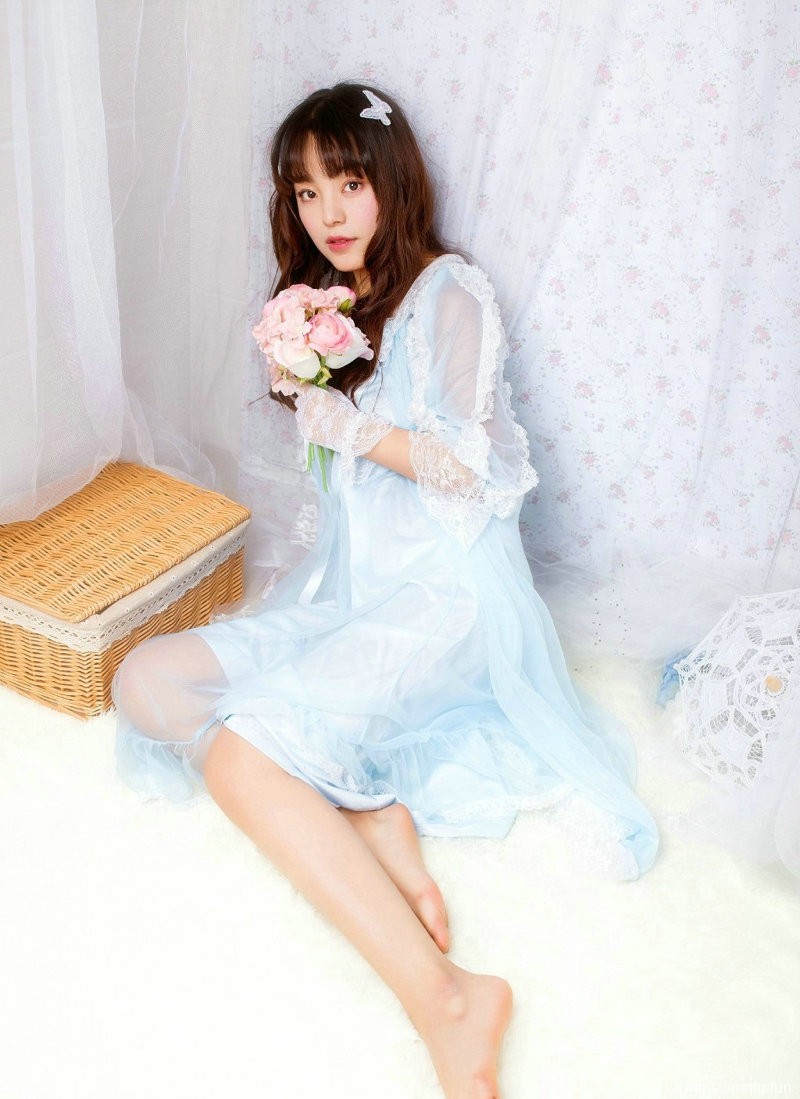 卷发清纯美女安静柔美私房写真