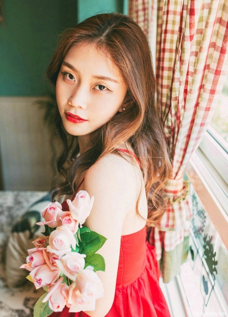 吊带红色连衣裙美女如花瓣娇艳写真