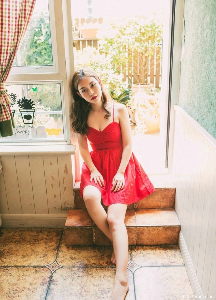 吊带红色连衣裙美女如花瓣娇艳写真