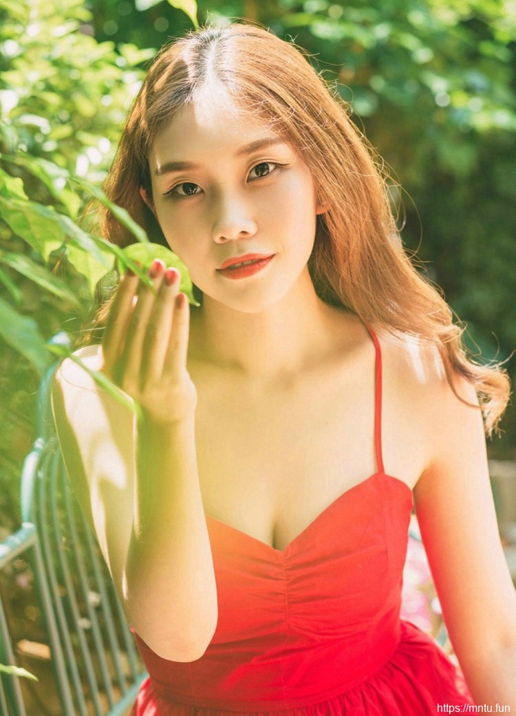 吊带红色连衣裙美女如花瓣娇艳写真
