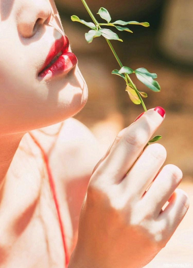 吊带红色连衣裙美女如花瓣娇艳写真