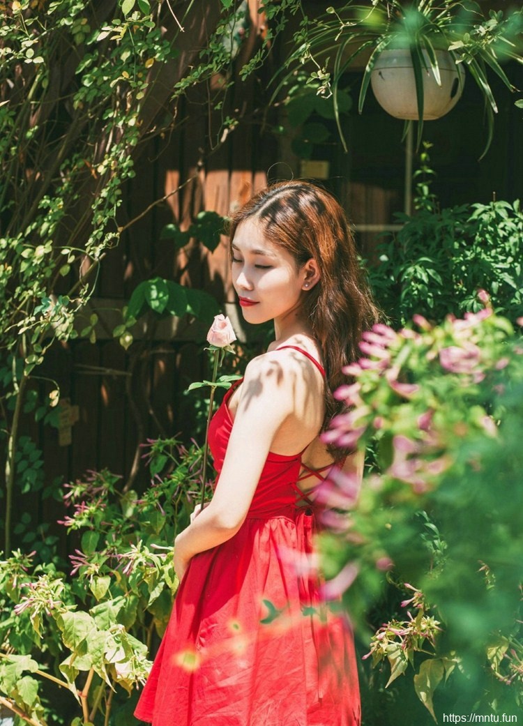 吊带红色连衣裙美女如花瓣娇艳写真