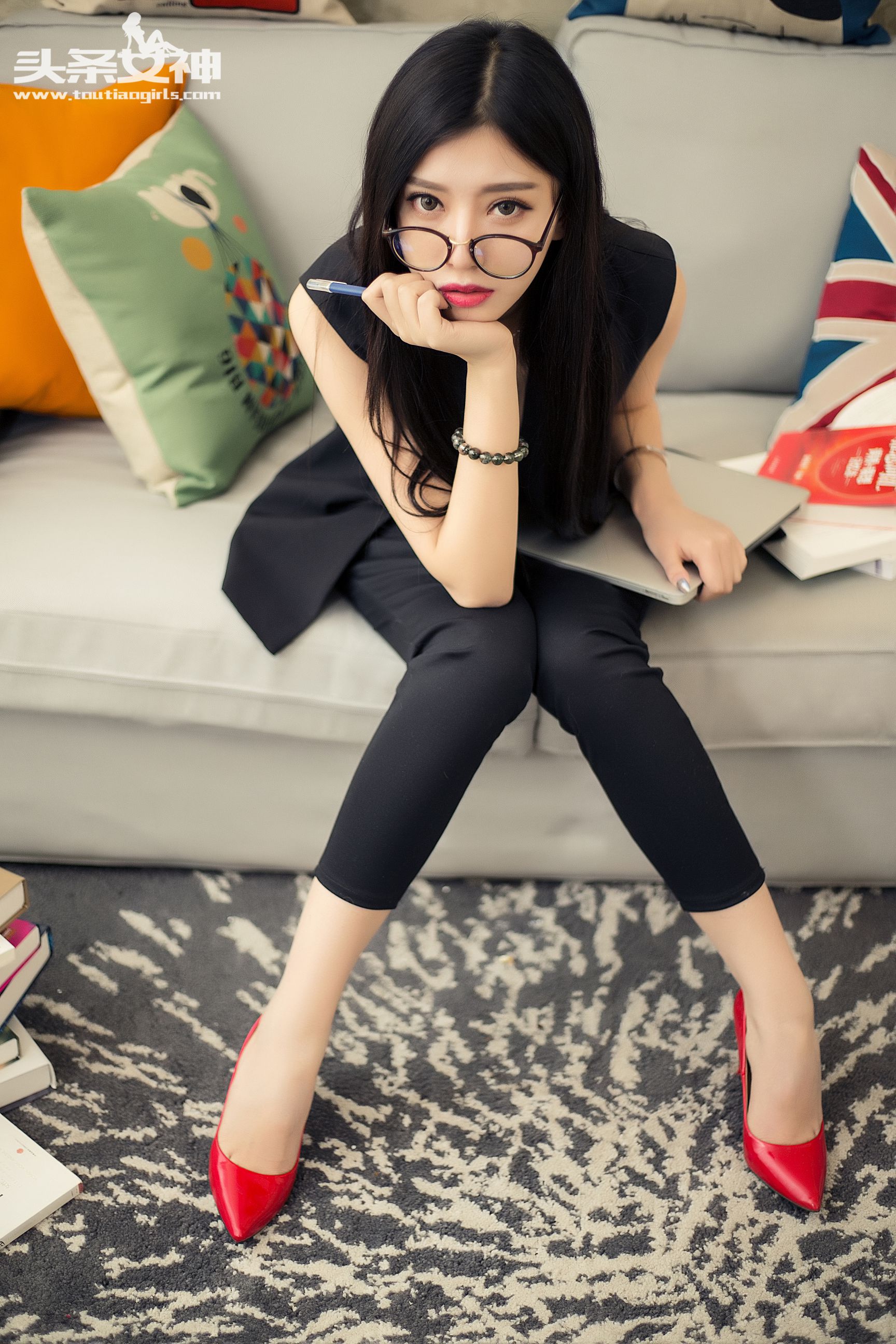 [TouTiao头条女神] No.036 COCO &#8211; 《丝袜特刊》黑丝高跟眼镜 [66P]