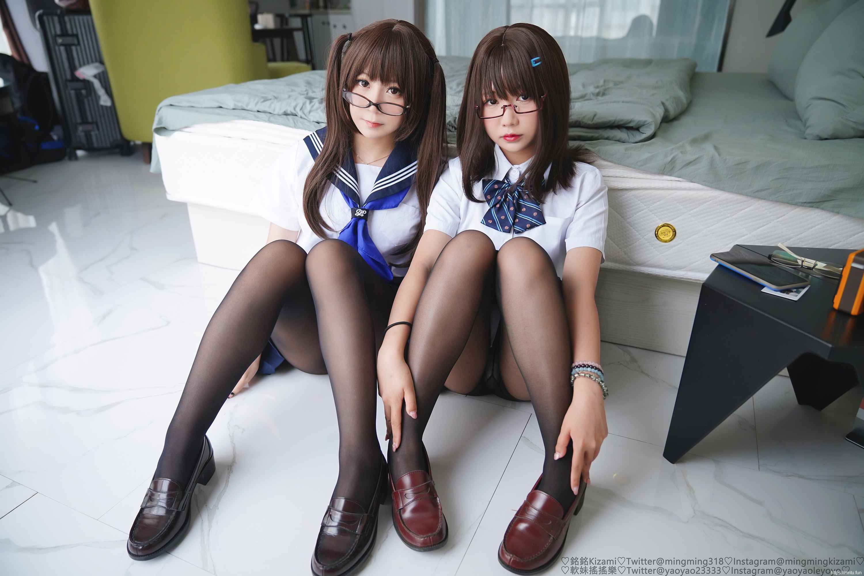 摇摇乐yoyo 黑絲JK制服