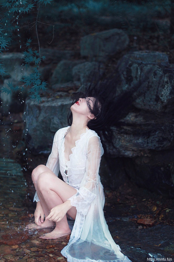 冷艳清纯妹子山涧溪流湿身艺术写真