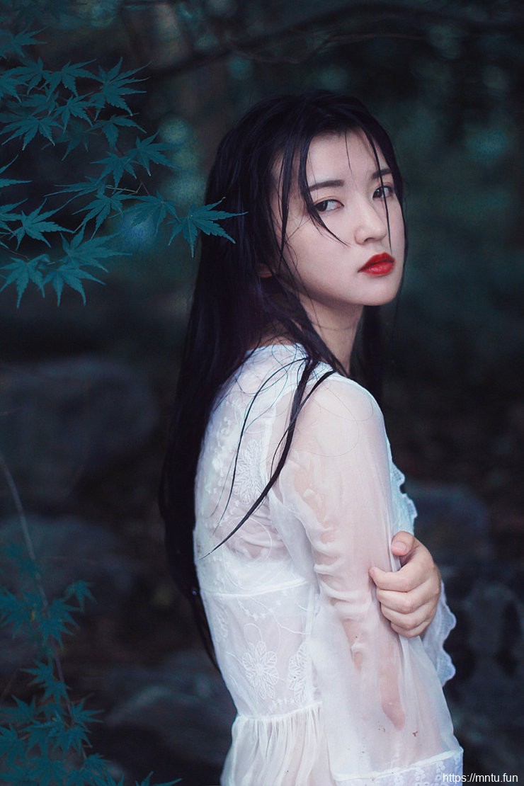 冷艳清纯妹子山涧溪流湿身艺术写真