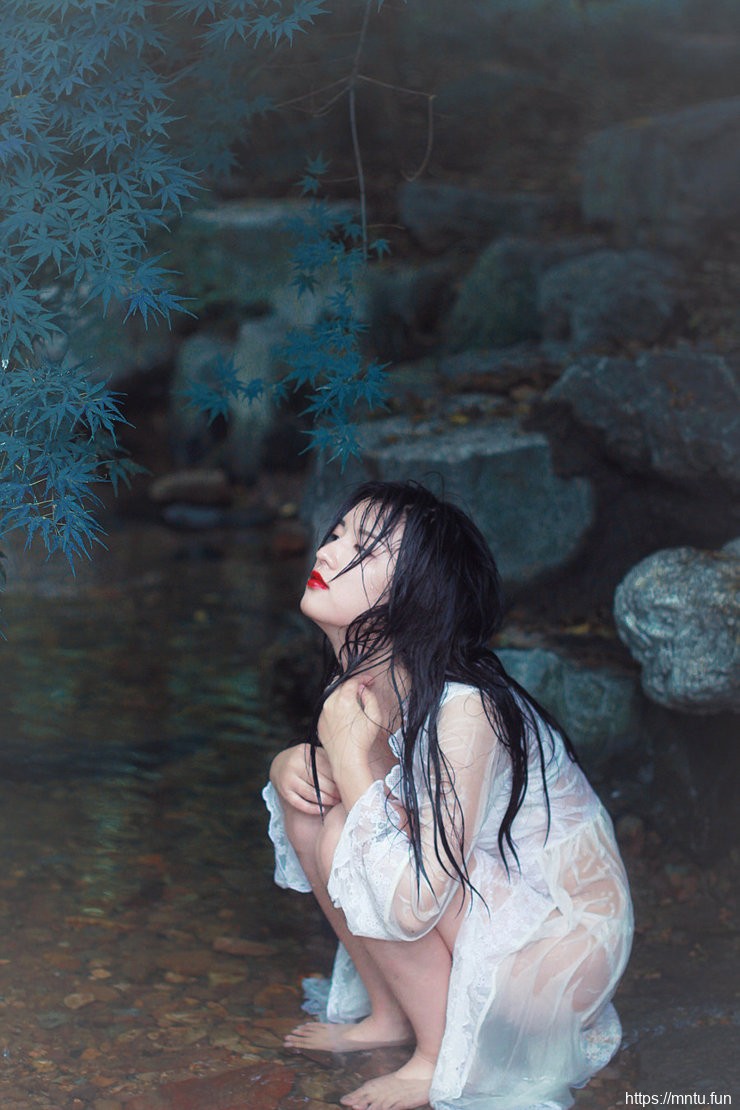 冷艳清纯妹子山涧溪流湿身艺术写真