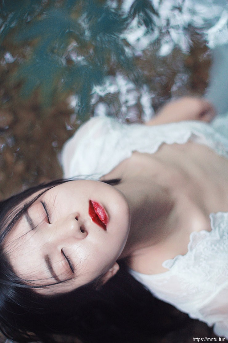 冷艳清纯妹子山涧溪流湿身艺术写真