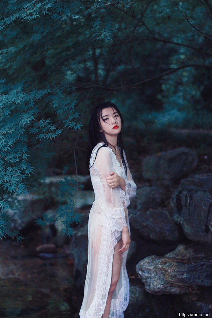 冷艳清纯妹子山涧溪流湿身艺术写真