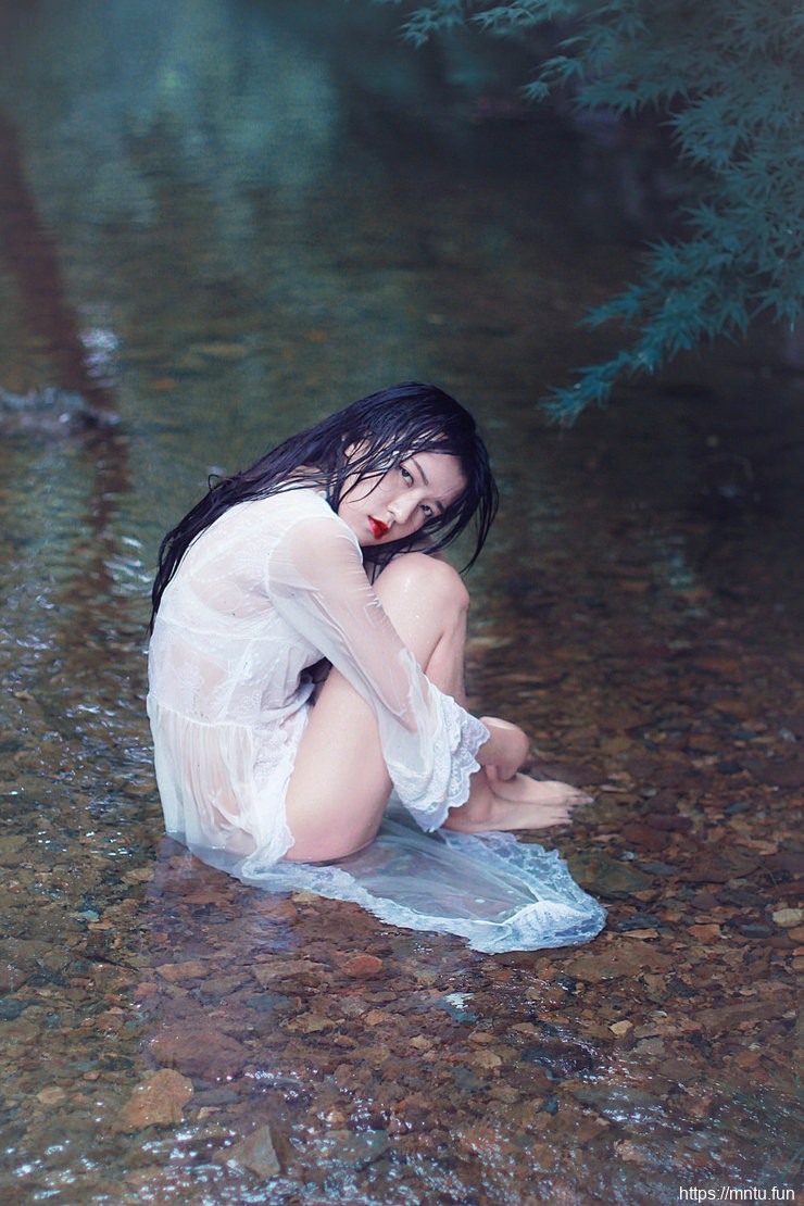 冷艳清纯妹子山涧溪流湿身艺术写真