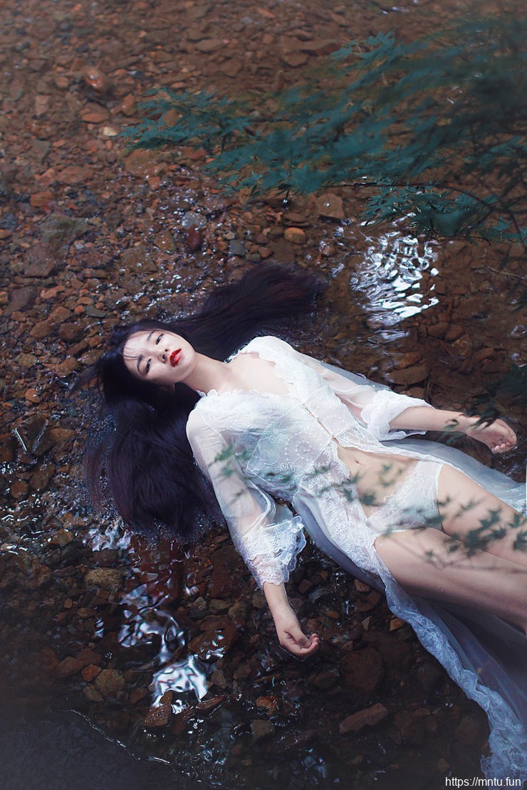 冷艳清纯妹子山涧溪流湿身艺术写真