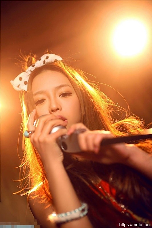 清纯混血美女粉色公主裙可爱写真