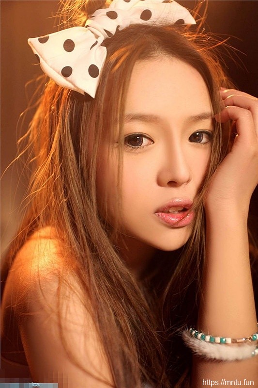 清纯混血美女粉色公主裙可爱写真