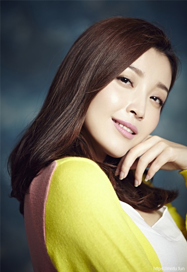 内地女演员高晓菲时尚清纯写真