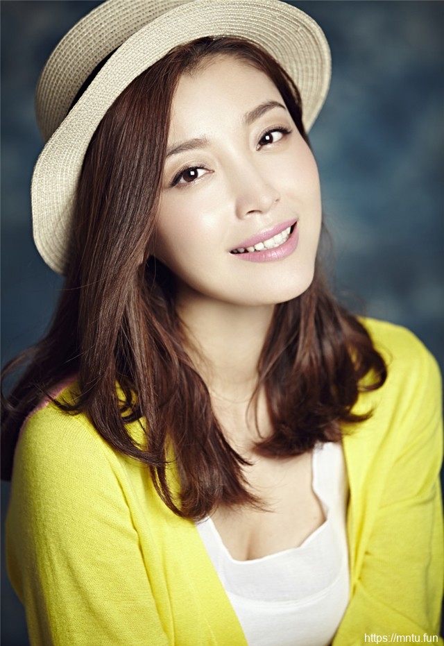 内地女演员高晓菲时尚清纯写真