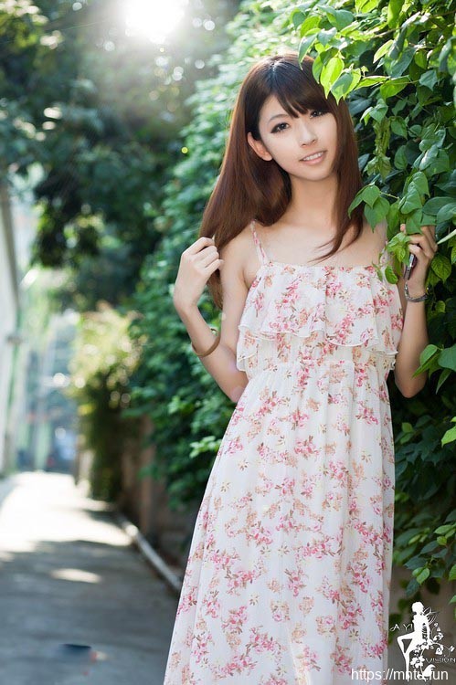 小清新美女街拍养眼迷人盛夏气息