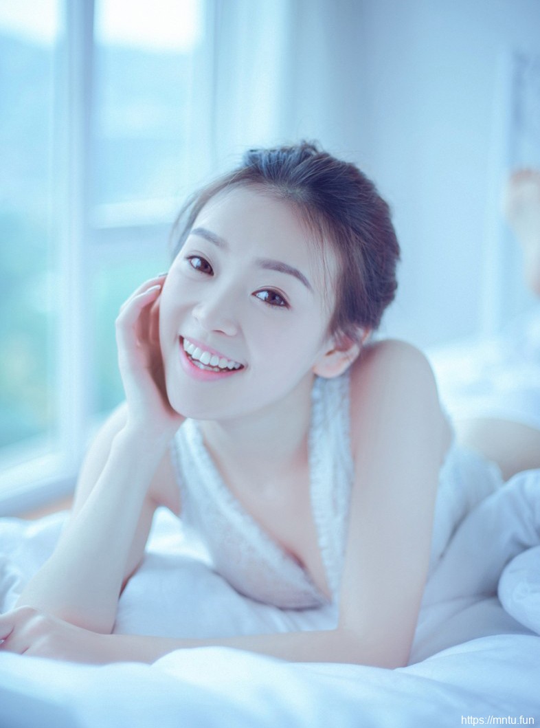 美女私房照清纯校花低胸衣写真照