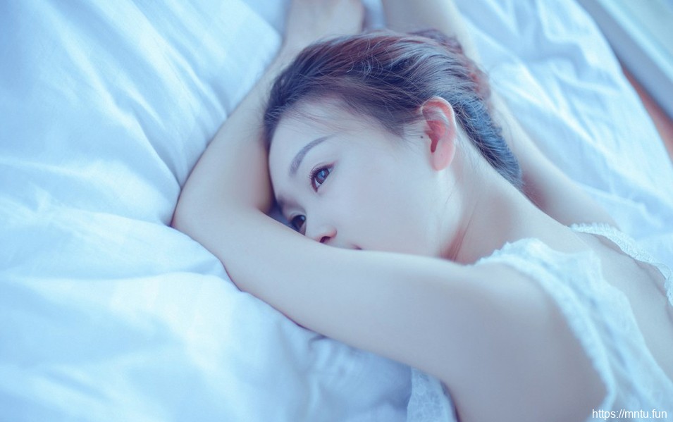 美女私房照清纯校花低胸衣写真照