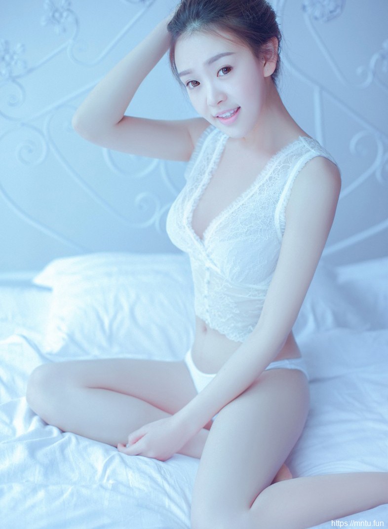 美女私房照清纯校花低胸衣写真照