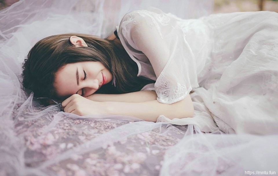 长发美女诱惑清纯养眼艺术写真