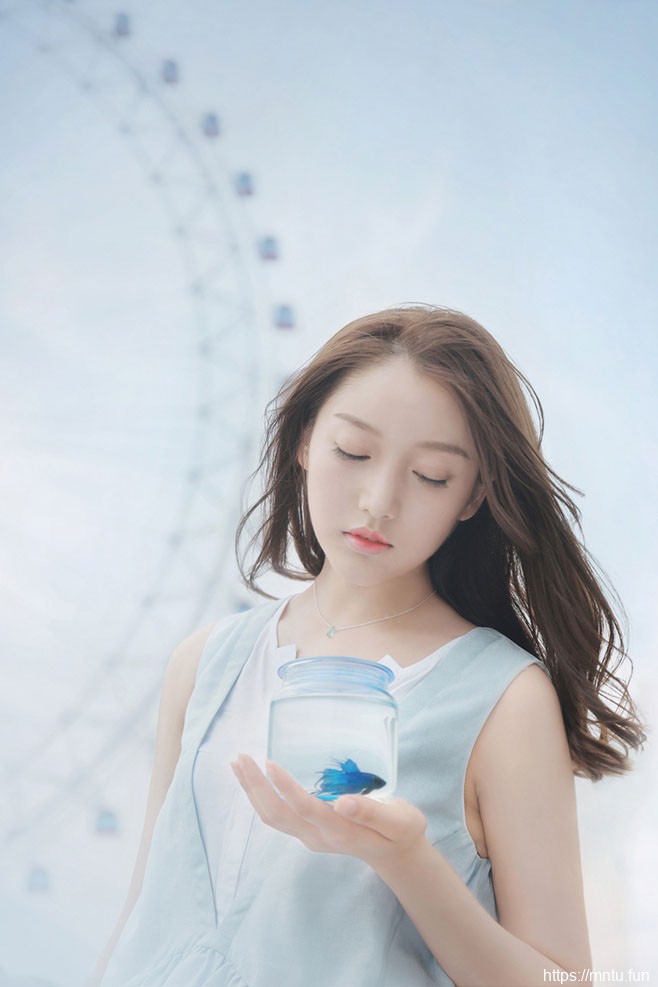 中长发清纯美女气质楚楚动人