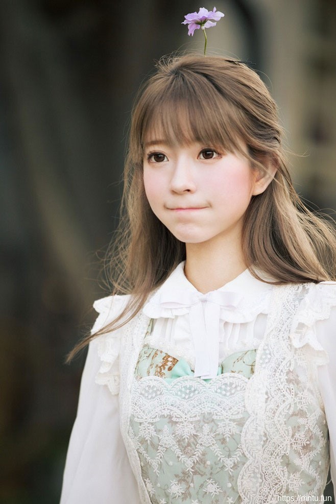 中长发清纯美女气质楚楚动人