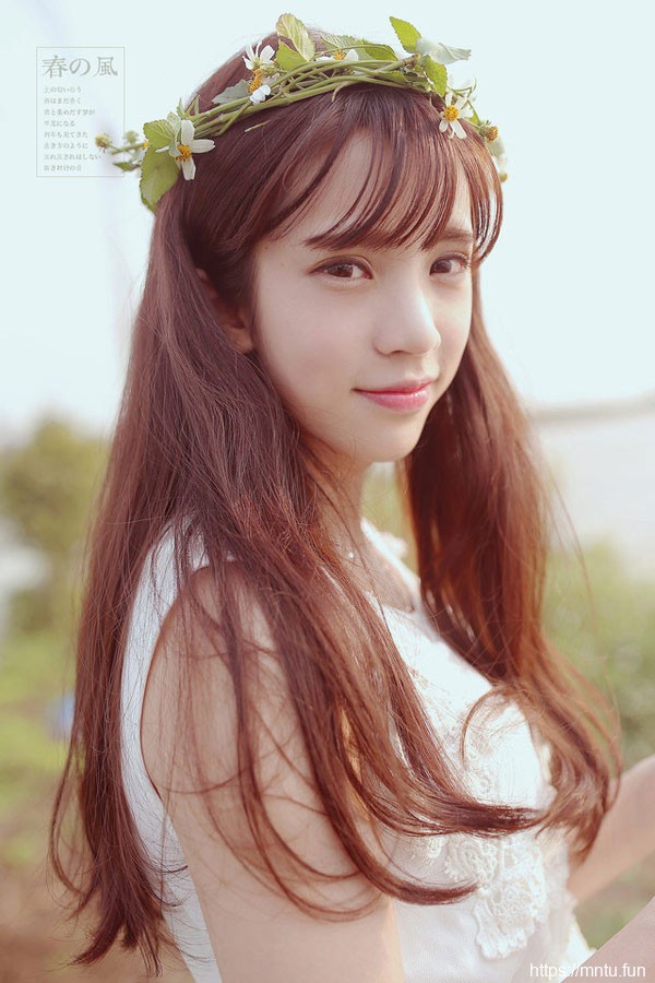 中长发清纯美女气质楚楚动人