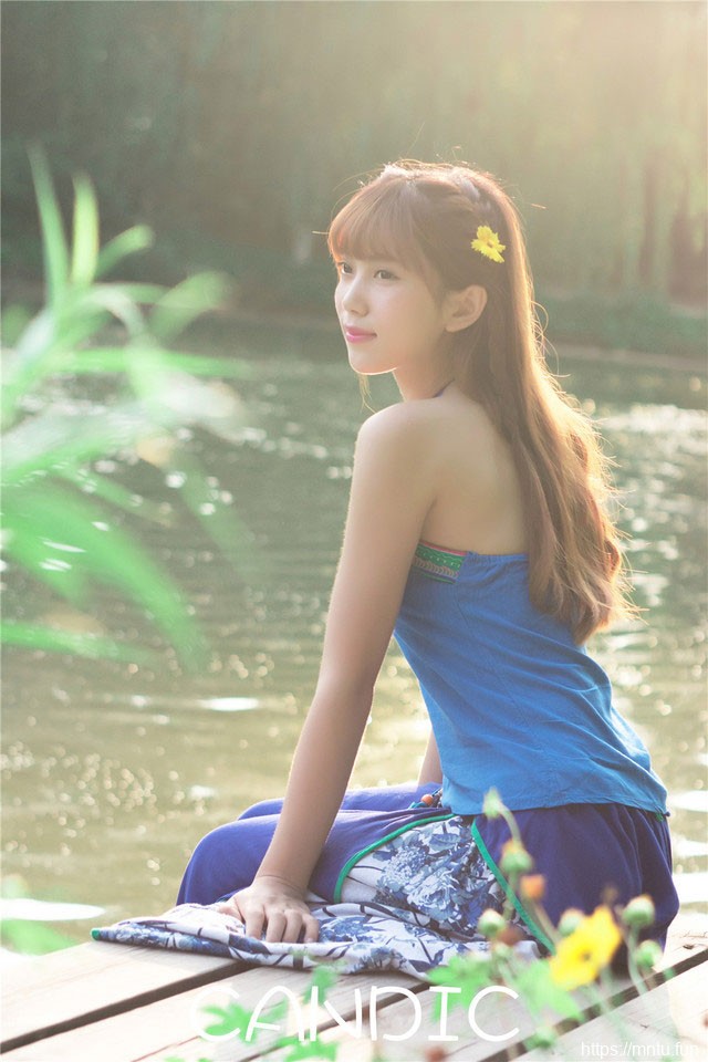 中长发清纯美女气质楚楚动人