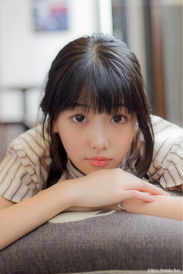 中长发清纯美女气质楚楚动人