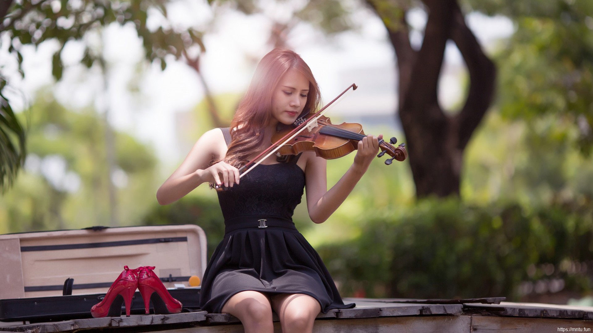 清纯制服校花朴燕气质温柔如水