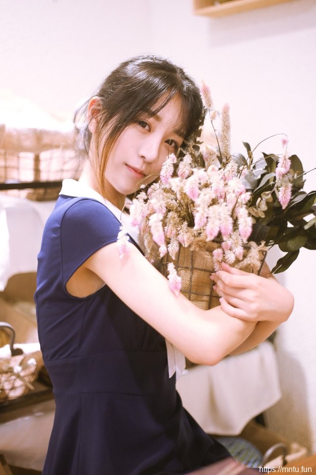 气质清纯妹子舒适慵懒生活照