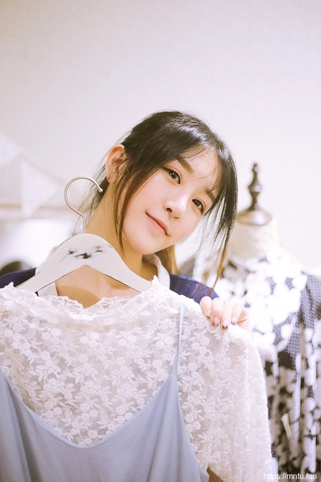 气质清纯妹子舒适慵懒生活照