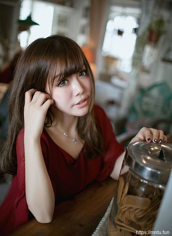 大眼少女清纯写真度过慵懒下午时光