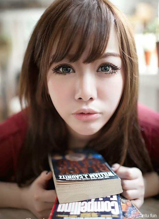 大眼少女清纯写真度过慵懒下午时光