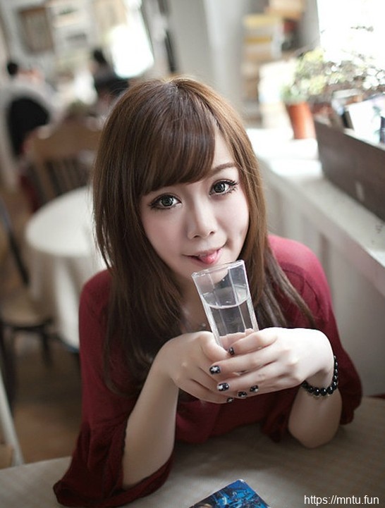 大眼少女清纯写真度过慵懒下午时光