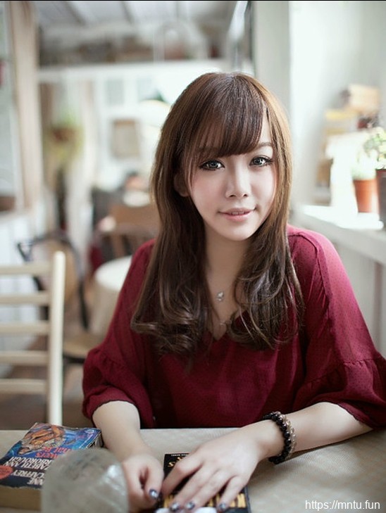 大眼少女清纯写真度过慵懒下午时光