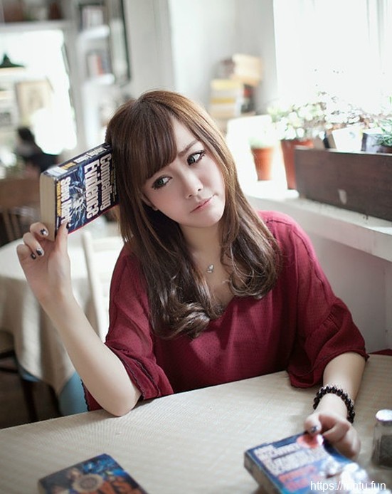 大眼少女清纯写真度过慵懒下午时光