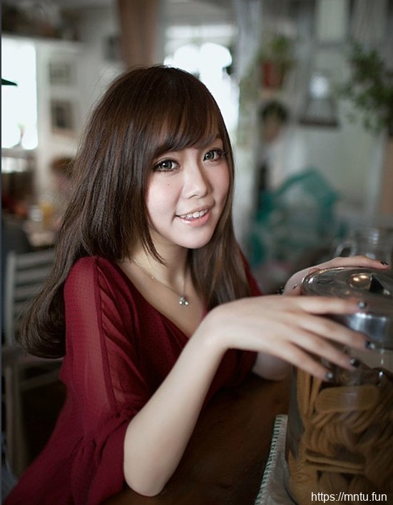 大眼少女清纯写真度过慵懒下午时光