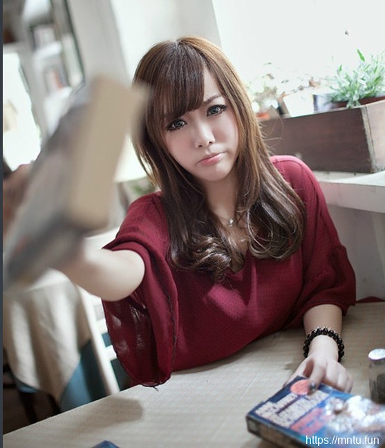 大眼少女清纯写真度过慵懒下午时光