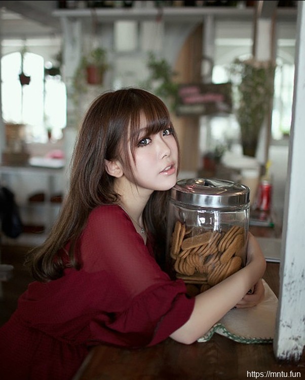 大眼少女清纯写真度过慵懒下午时光