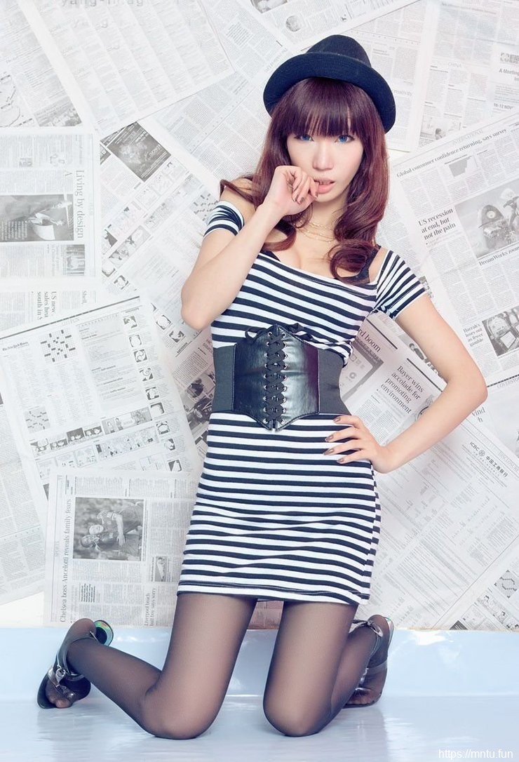 清纯黑丝美眉写真摄影努力凹造型