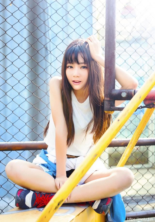 清纯美腿美女天台运动场活力写真