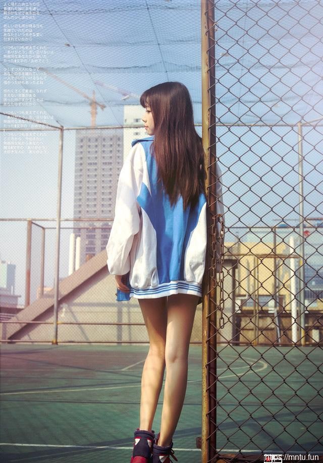 清纯美腿美女天台运动场活力写真